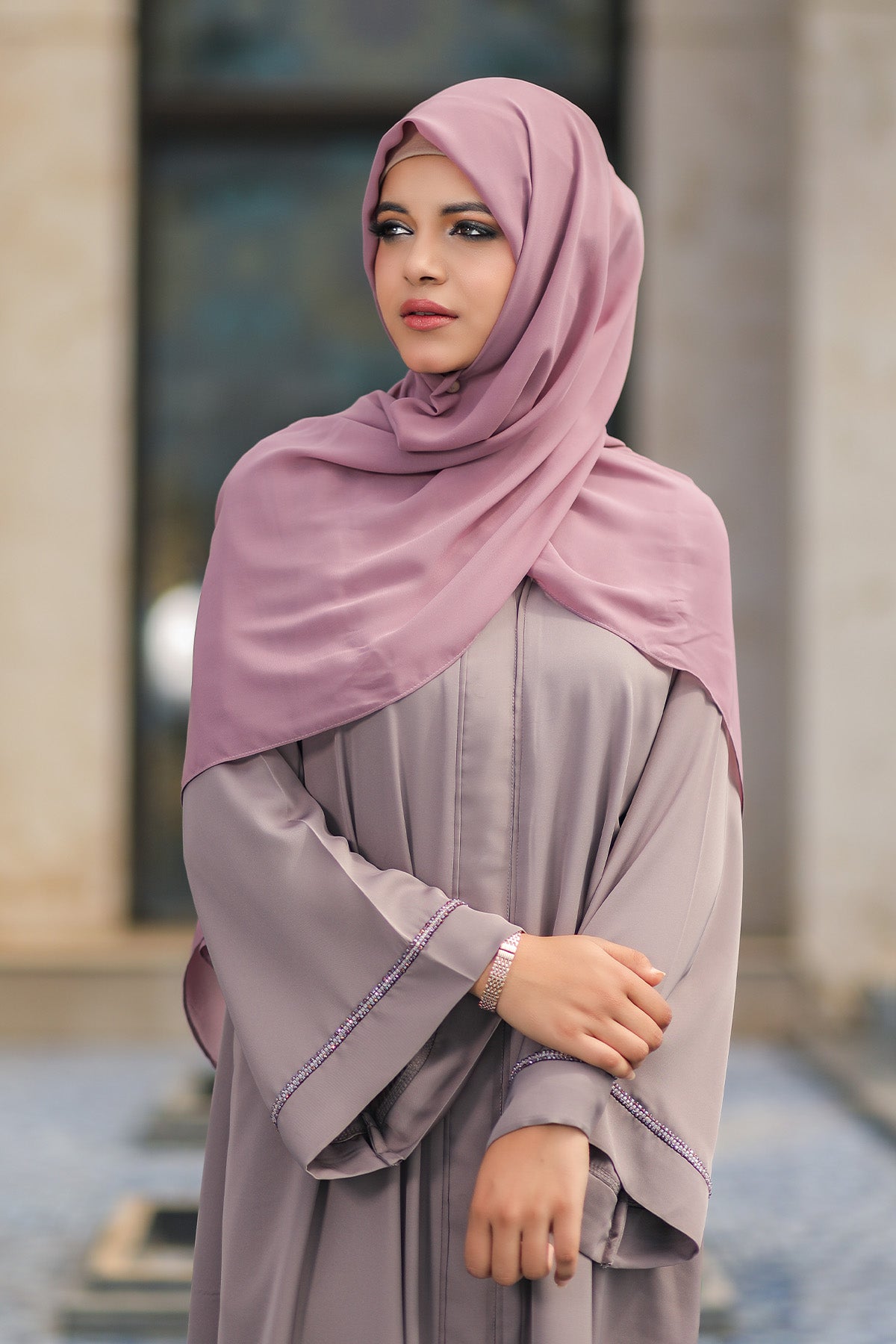 women with lilac colour abaya and pink hijab