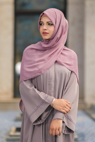 women with lilac colour abaya and pink hijab