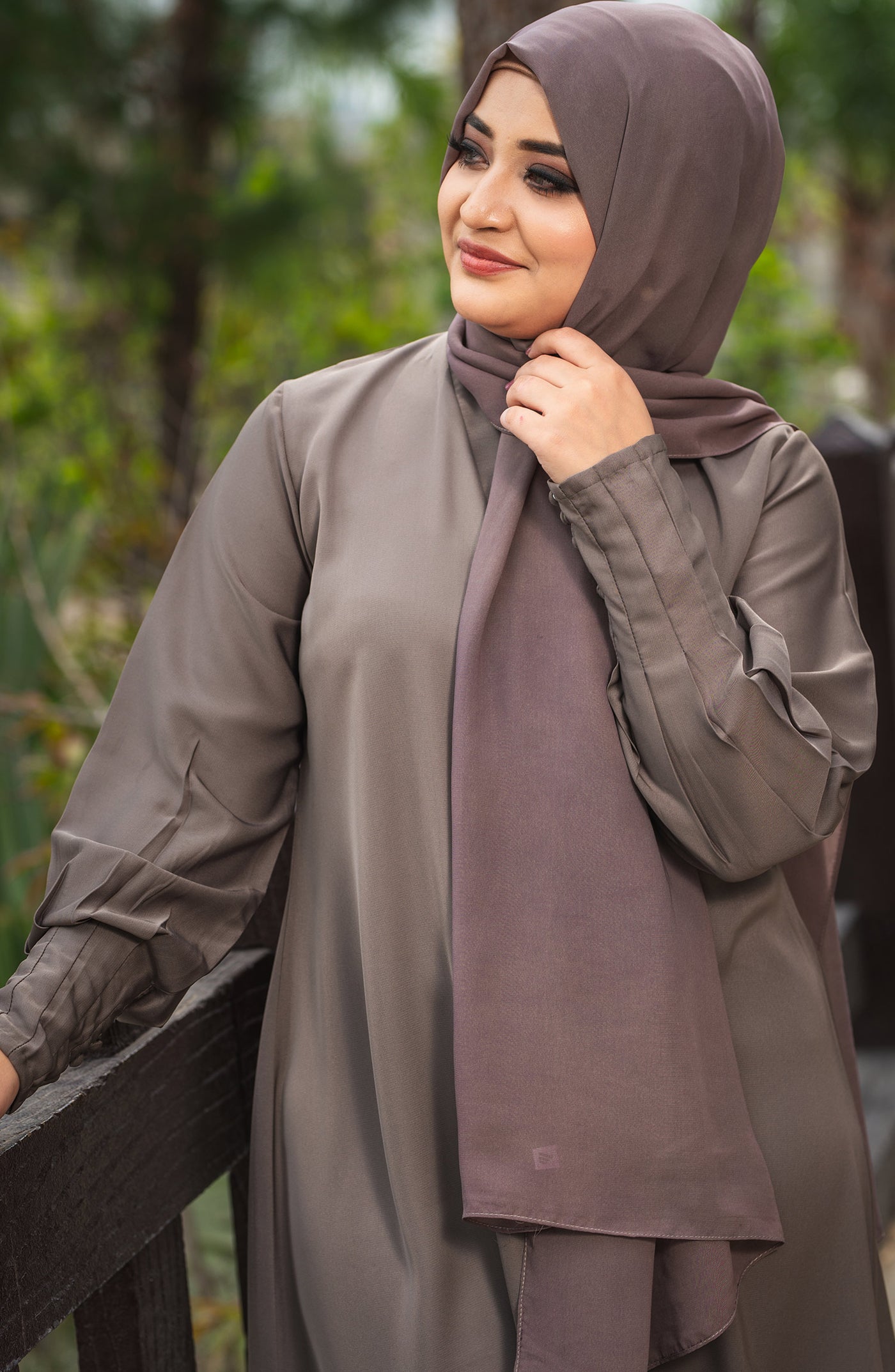 pebble front open abaya for women