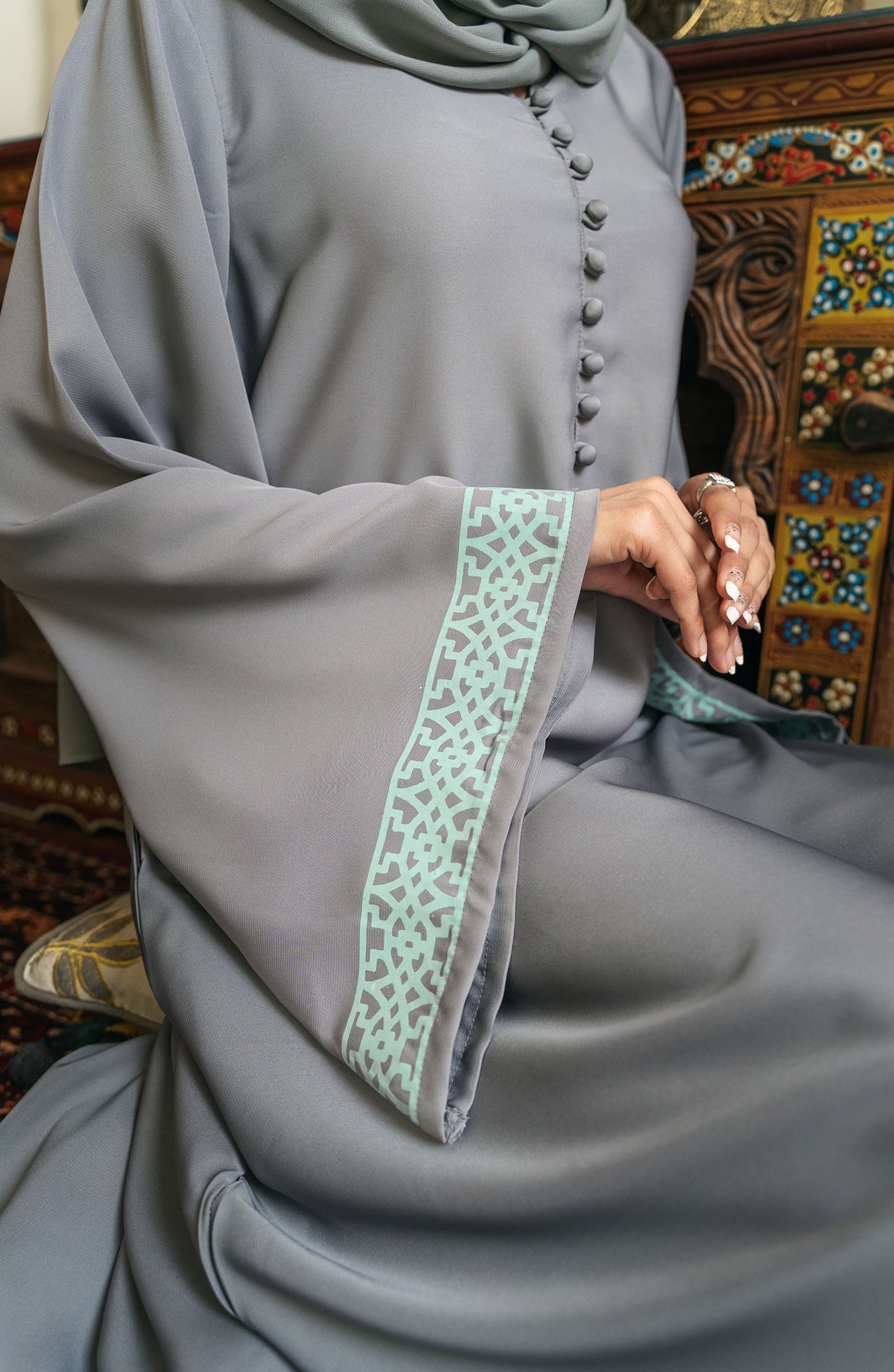 grey nida abaya with screen printed sleeves