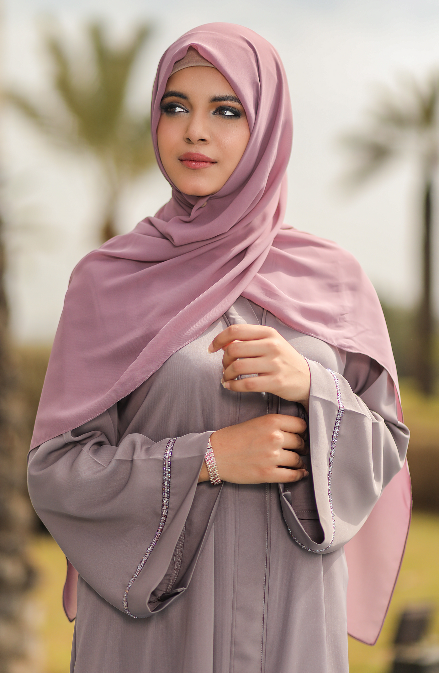 women with lilac colour abaya and pink hijab